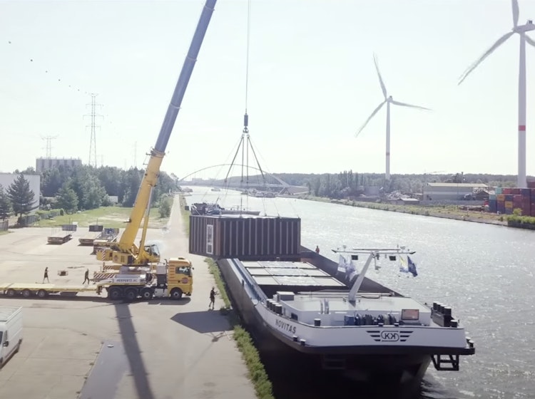 Skilpods worden op een boot geladen voor het transport naar de bouwwerf aan het water