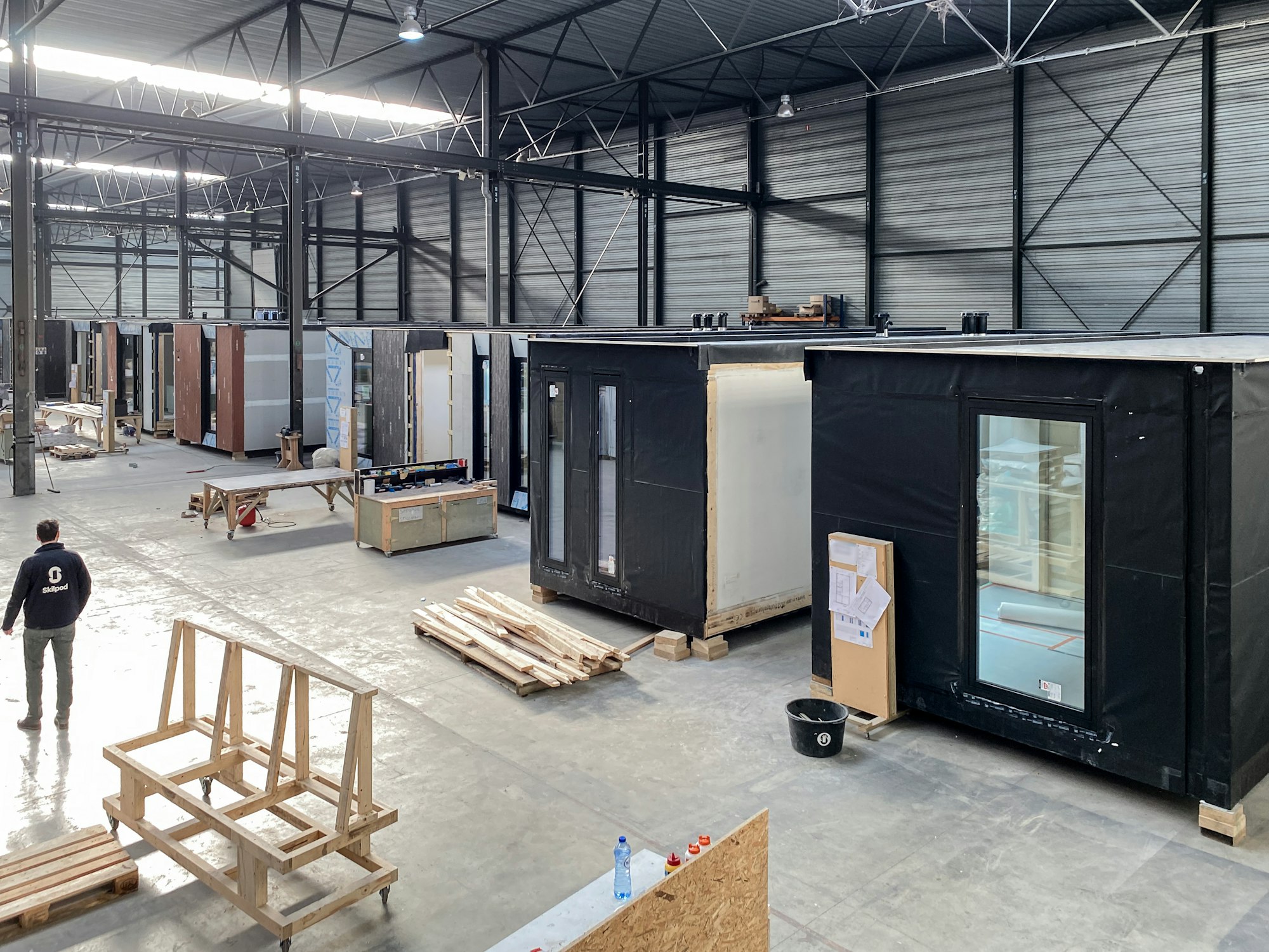 Skilpod nieuwbouw houtskelet modulewoningen in opbouw in het atelier.