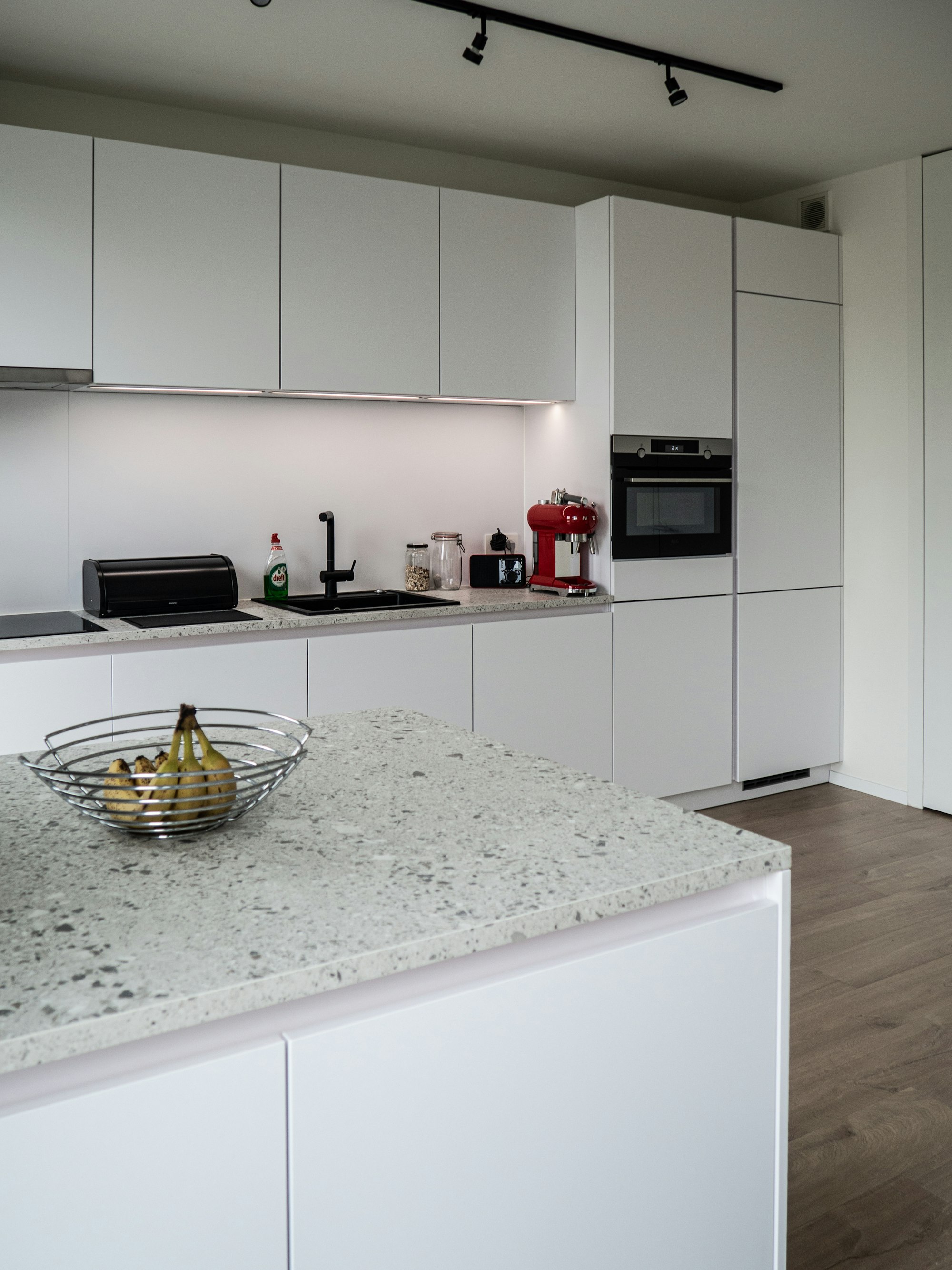 Keuken met keukeneiland in een prefab woning van Skilpod.