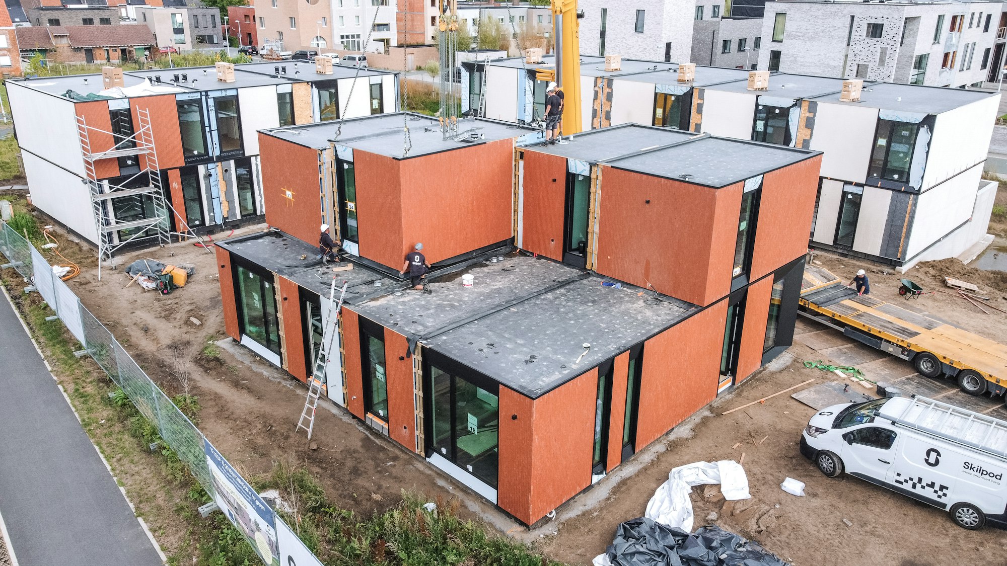 Plaatsing Skilpod modulaire woningen in Hoedhaar dronebeelden