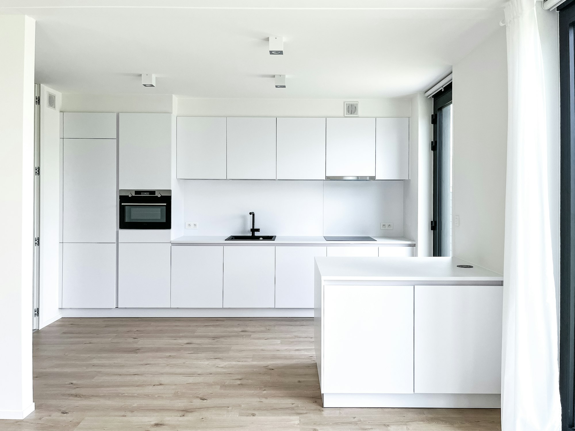 Keuken met keukeneiland in een prefab woning van Skilpod.