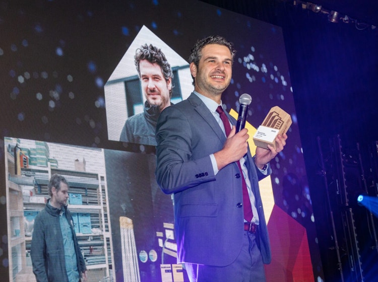 Jan Vrijs neemt zijn award voor Bouwman van het Jaar in ontvangst op de Belgian Construction Awards 2022