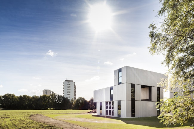 Skilpod stapelbouw project, witte modulaire units