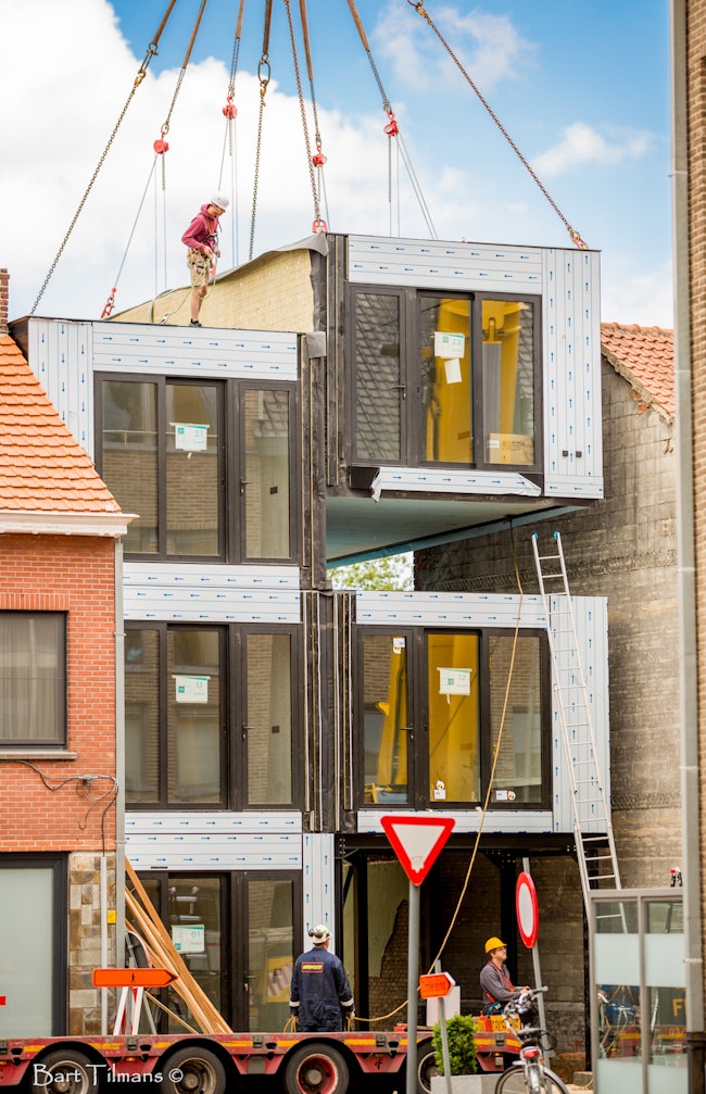 Plaatsing van Skilpod modulaire appartementen Diepenbeek