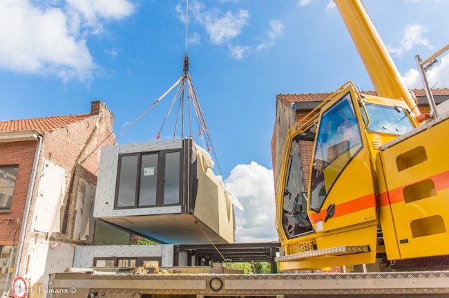 Plaatsing van Skilpod modulaire appartementen Diepenbeek