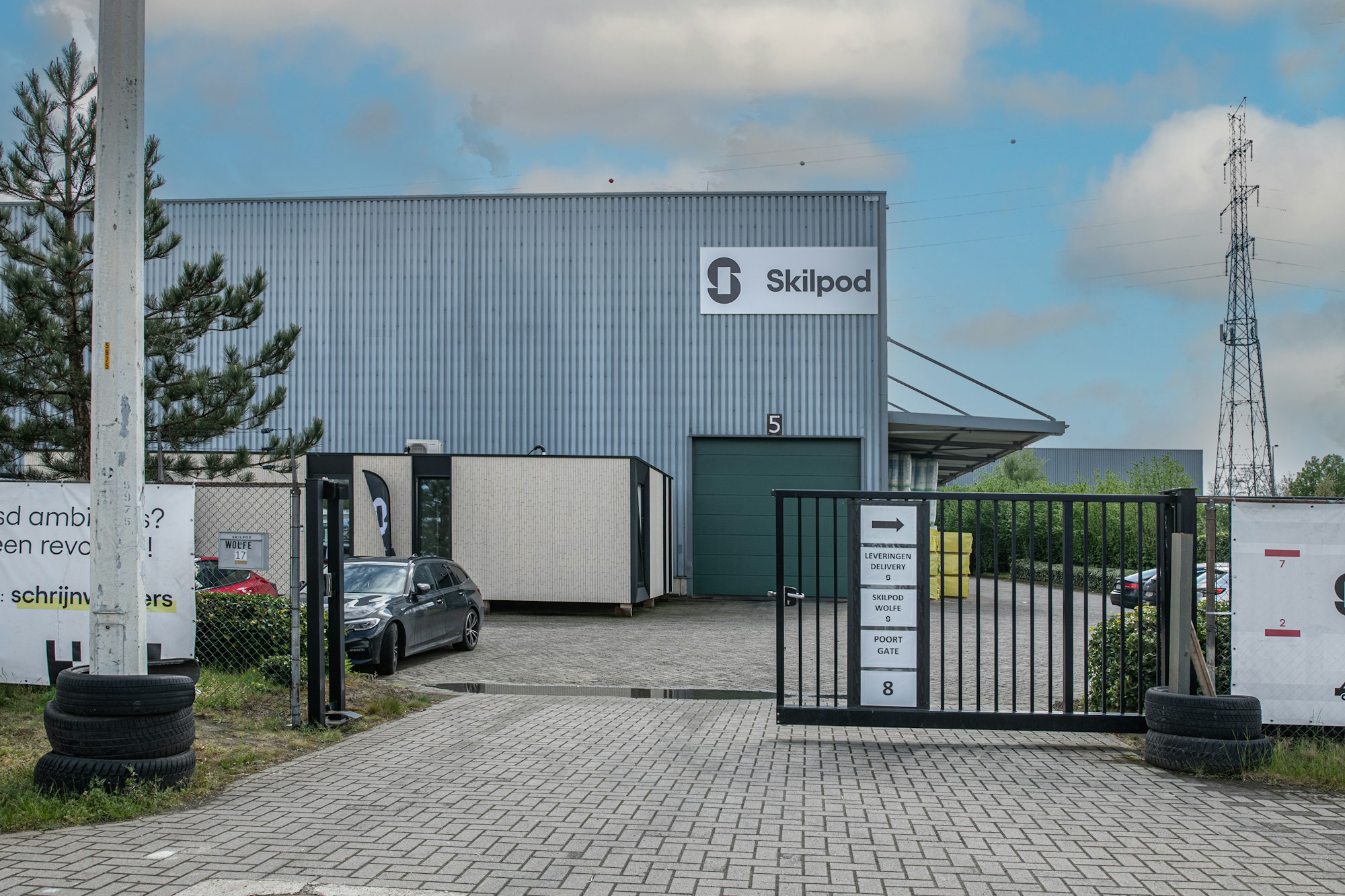 Ingang van het Skilpod atelier in Geel