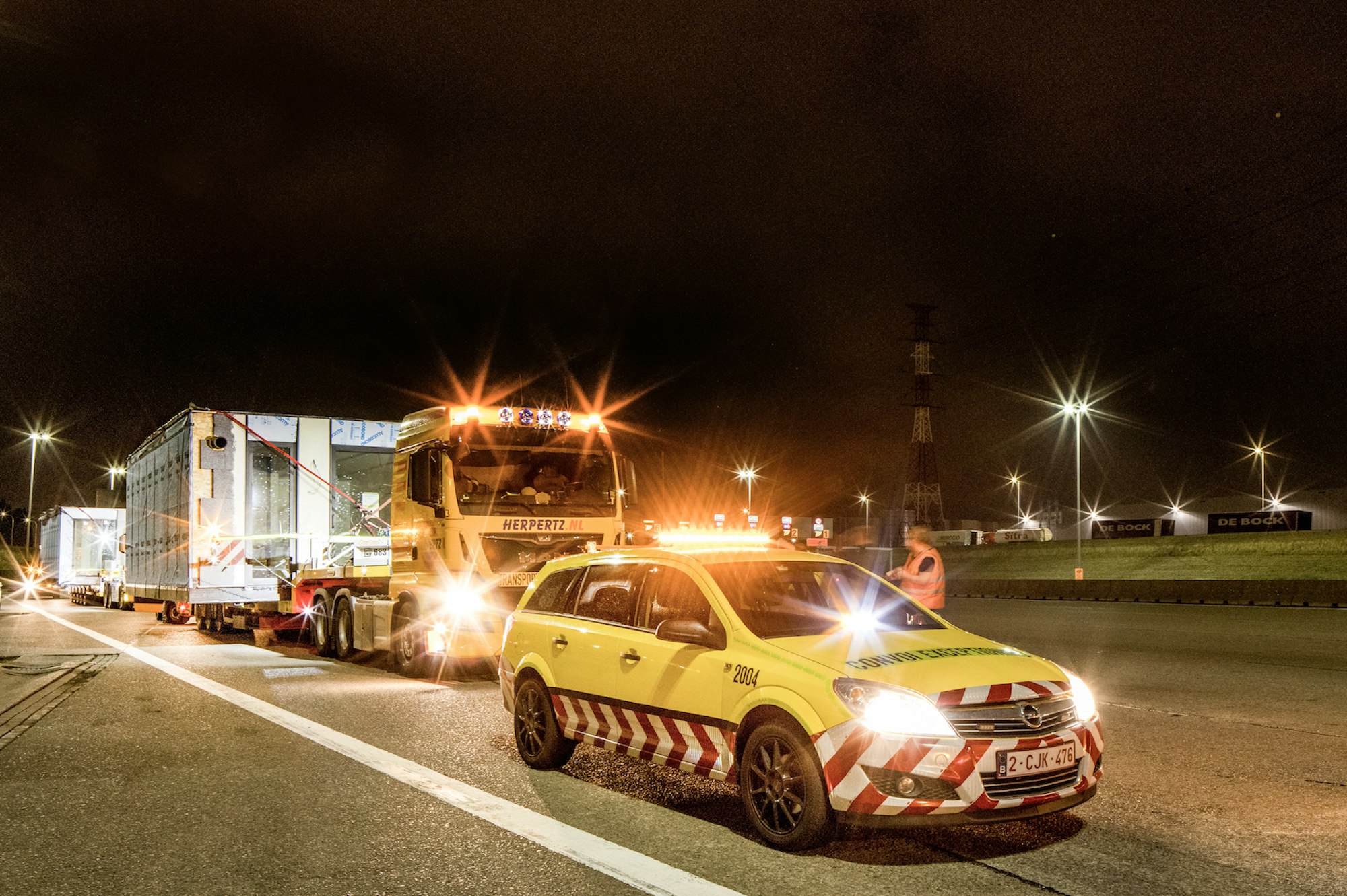 Uitzonderlijk vervoer van een Skilpod 110 module, met begeleidende wagens