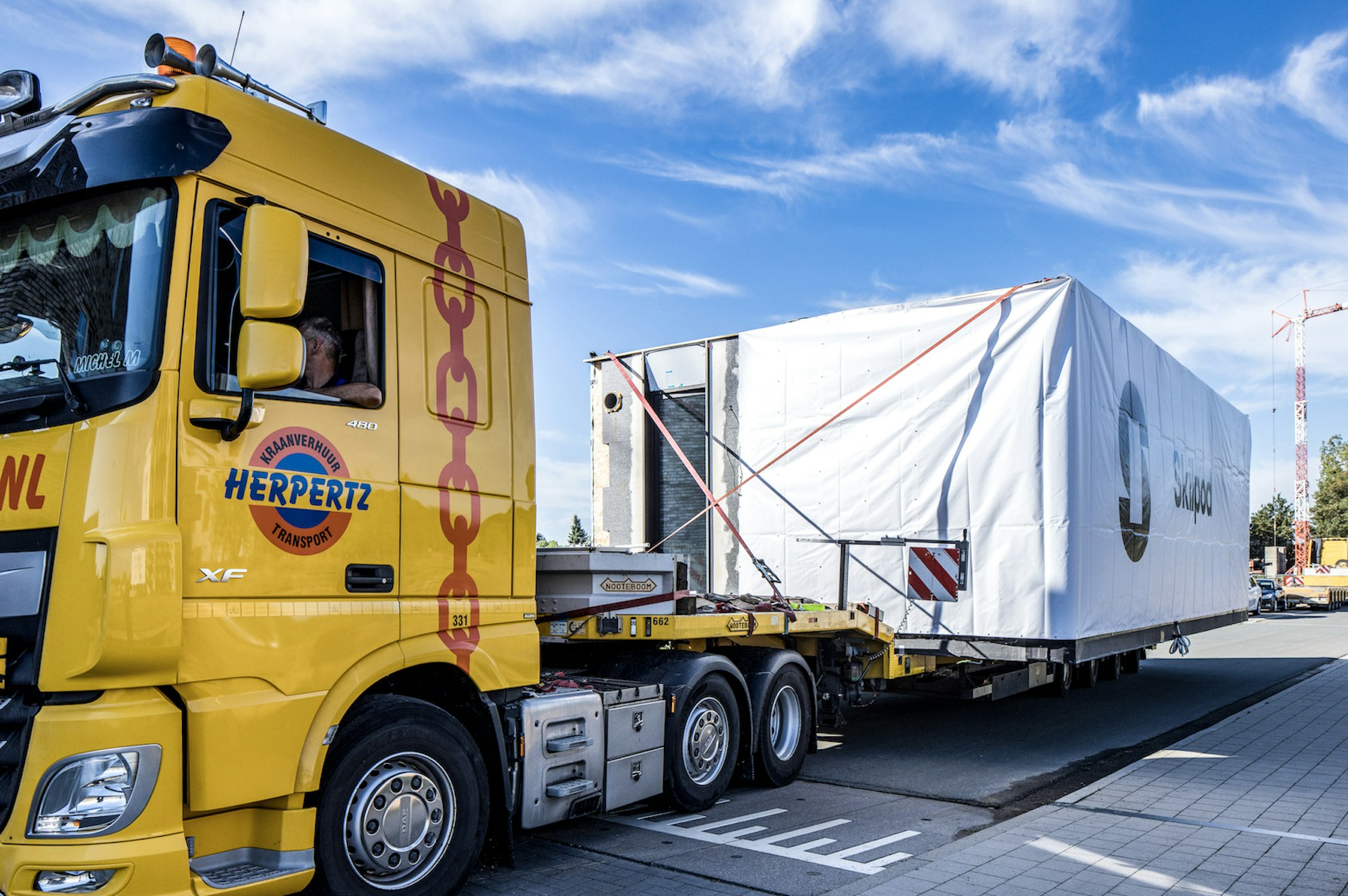 Module van de Skilpod 110 woning op een vrachtwagen