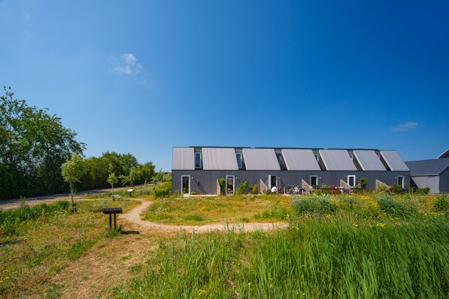 Woonproject de Tuunen Woontij Texel — prefab houtbouw project van Skilpod