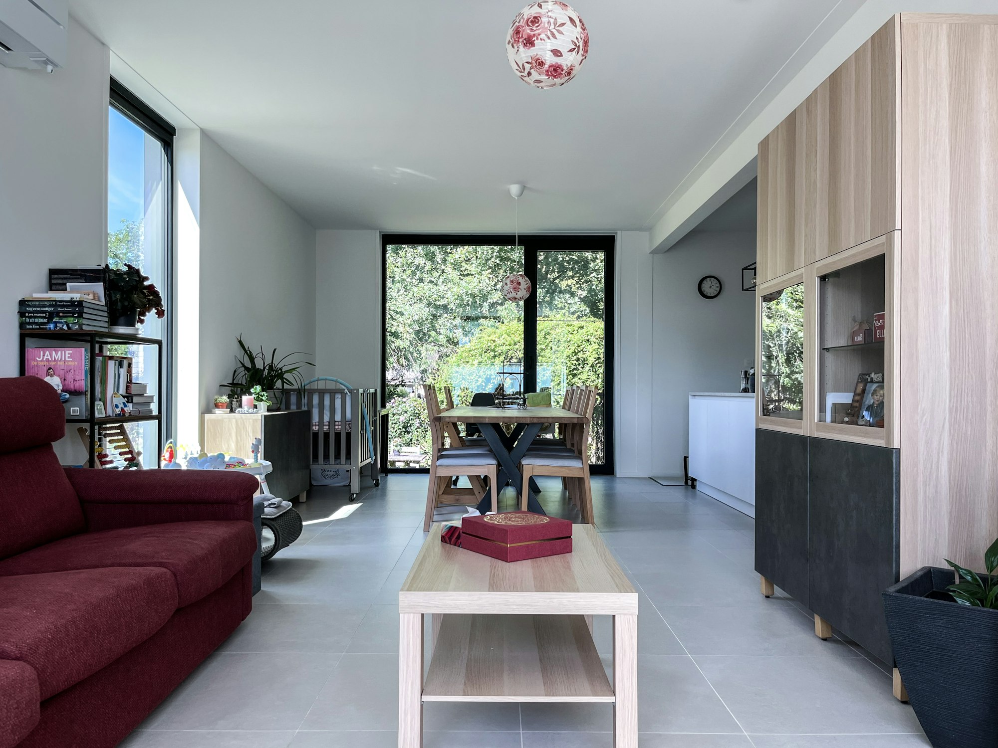 Living in een Skilpod #140, woonkamer, eetkamer, prefab woning interieur