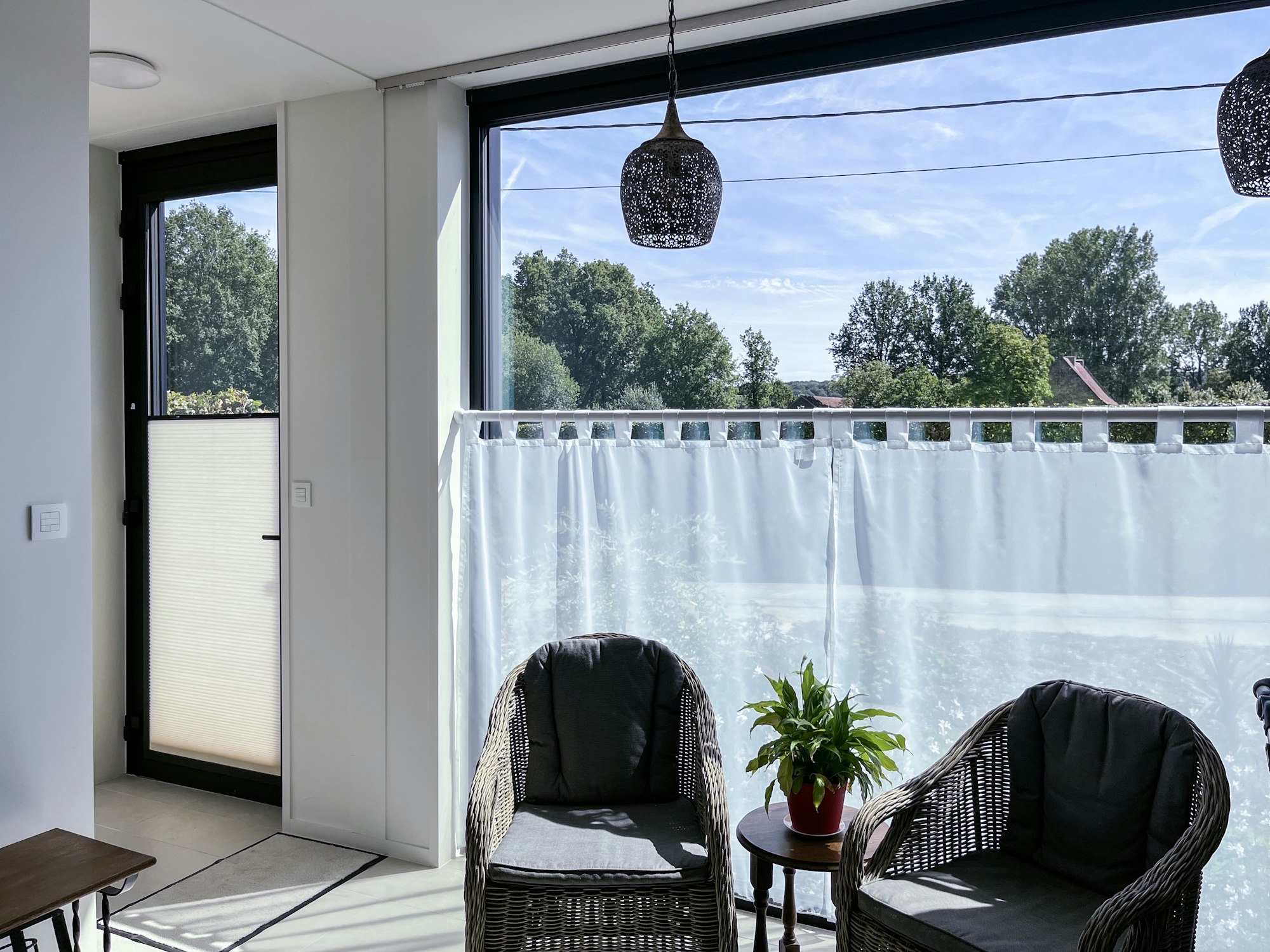 Skilpod #140 interieur prefab woning groot raam en voordeur