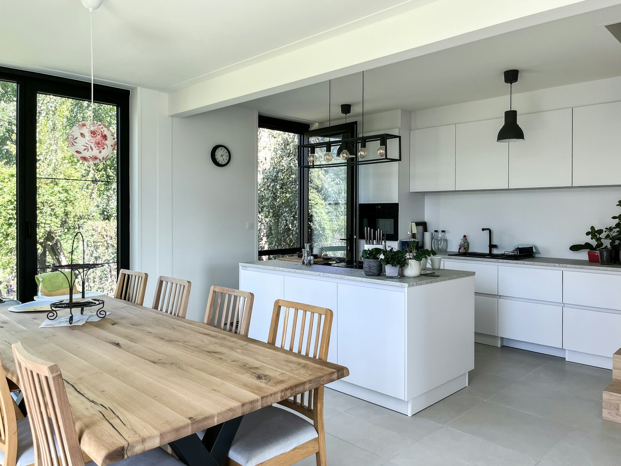 Keuken met keukeneiland in een prefab woning #140 van Skilpod