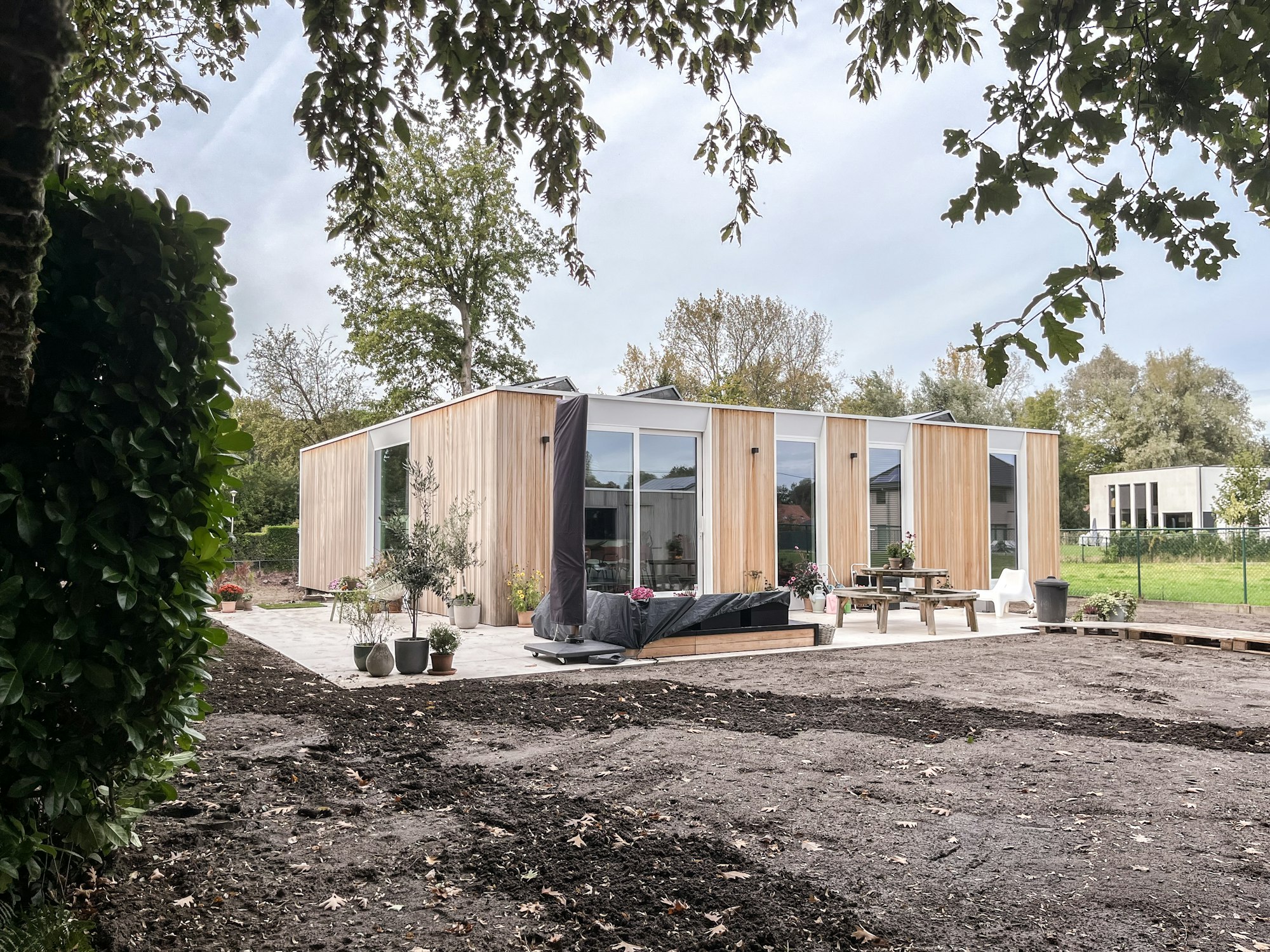 Skilpod #144 — bungalow woning met 4 slaapkamers, modern design met natuurhouten exterieur