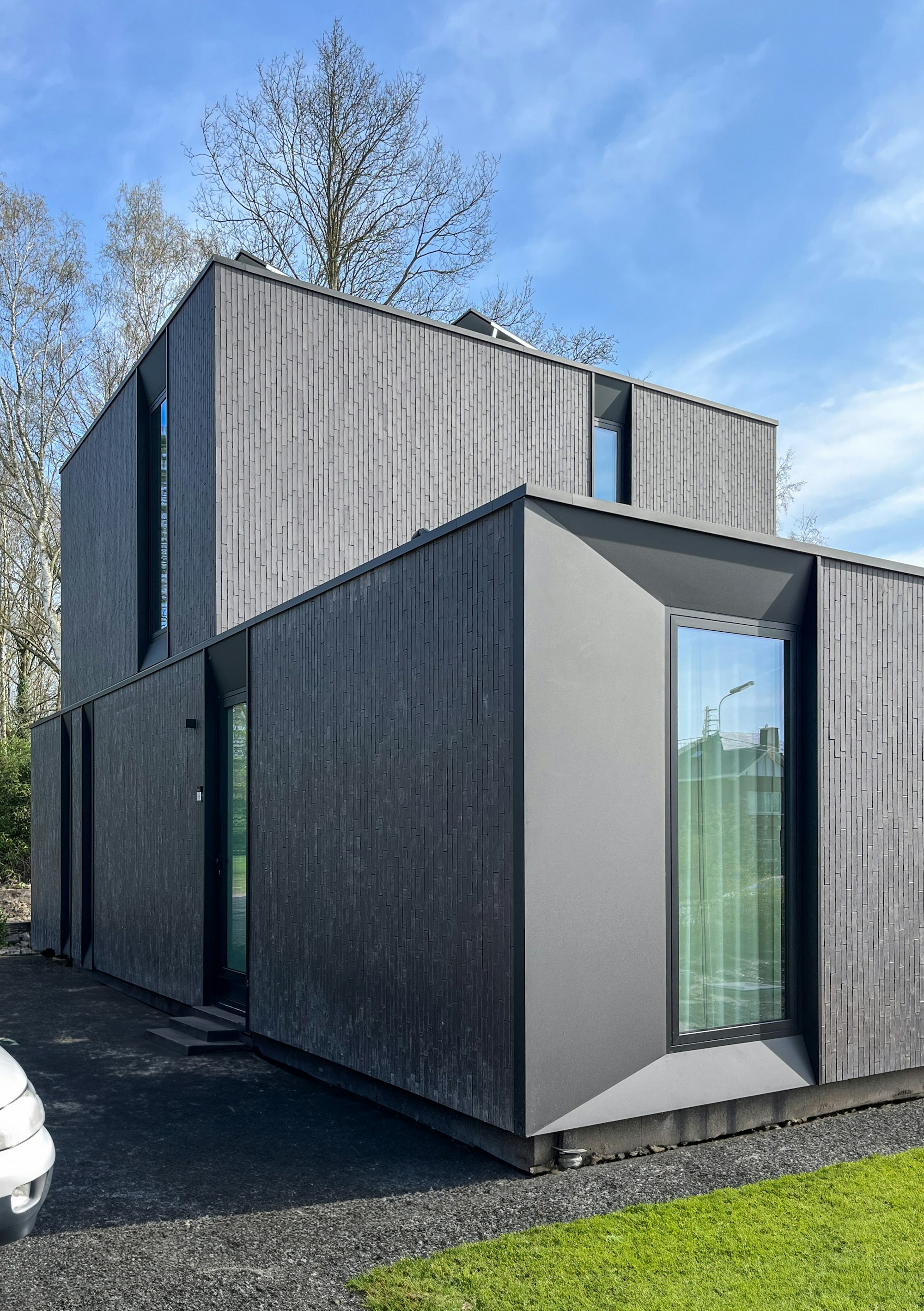 Skilpod #130 — houtskeletbouw woning met 4 slaapkamers, modern design met zwarte steen